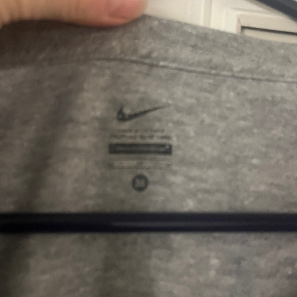 Women’s jersey style Nike Gray Oregon Long Sleeve Shirt with Green Accents - Picture 2 of 2
